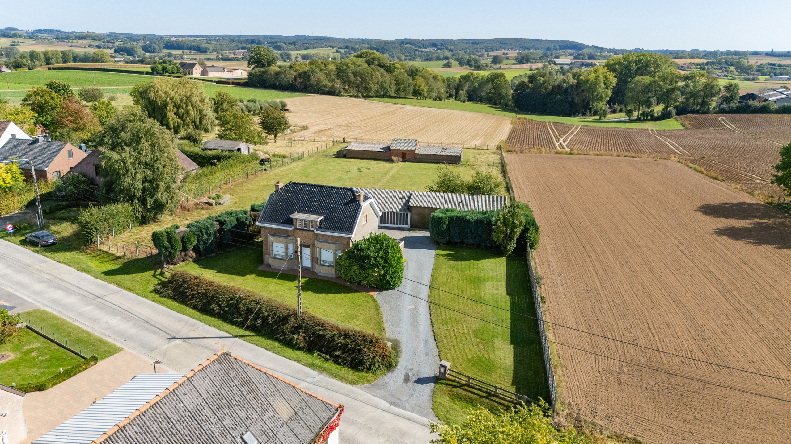 Grote woonst met bijgebouwen, hangar, UNIEK ZICHT, 4915m2. - foto 1