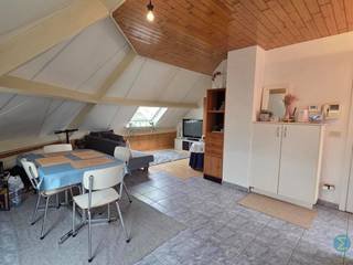 <p><span><strong>Knus dakappartement in centrum Retie.<br /><br />Een bezoek aanvragen kan eenvoudig via onze website: www.immodrie.be. Zoek het pand terug onder 'Te Huur' en selecteer vervolgens op de pagina de optie 'Bezoek inplannen'.<span> </span><span>Omwille van de grote reeks aanvragen, worden verzoeken via Immoscoop of andere portaalsites niet verwerkt.</span></strong></span><br /><br />Met de lift bereikt u comfortabel de derde verdieping, waarna u rechtstreeks binnenkomt in de open leefruimte. Dankzij de praktische indeling biedt deze ruimte voldoende mogelijkheden voor het creëren van zowel een gezellige zithoek als een eetruimte.</p>
<p>Aansluitend bevindt zich de functionele wandkeuken, uitgerust met een koelkast, een 2-pits kookvuur en voldoende kastruimte voor al uw keukengerei en voorraad.</p>
<p>Vanuit de leefruimte loopt u verder naar een handige tussenruimte waar een extra kast werd voorzien. Ideaal voor het opbergen van jassen, schoenen, huishoudmateriaal of andere persoonlijke spullen.</p>
<p>Via de gang bereikt u de slaapkamer. Aansluitend bevindt zich de badkamer, uitgerust met een douche, een badkamermeubel met enkele wastafel, een toilet en een aansluiting voor een wasmachine.</p>
<p>Dankzij de centrale ligging woont u hier letterlijk in het hart van Retie, met winkels, horeca, openbaar vervoer en andere voorzieningen op wandelafstand.</p>