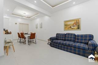 Te koop: ruim gesloten huis in het centrum van Roeselare, op wandelafstand van scholen, park en openbaar vervoer. Deze woning uit 1947 biedt een...