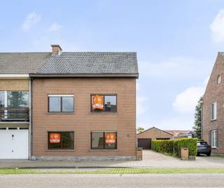 Genesteld in het charmante Temse biedt deze ruime halfopen woning een uitstekende opportuniteit voor wie op zoek is naar een gezinswoning met veel potentieel en ruimte voor persoonlijke inrichting. Met een vraagprijs van €395.000 vormt deze eigendom een interessante investering op een gegeerde locatie. De woning beschikt over een royale bewoonbare oppervlakte van ongeveer 184 m² (gebaseerd op informatie uit het EPC) en is gelegen op een perceel van 410 m².<br />De woning bevindt zich momenteel in een op te frissen staat, wat toelaat de eigen smaak te integreren terwijl ze kunnen genieten van de degelijke constructie en de doordachte indeling.<br />Op het gelijkvloers bevindt zich een uitnodigende inkomhal die toegang geeft tot een volledig uitgeruste, aparte keuken, een ruime leefruimte , een praktische berging en een badkamer.<br />Op de bovenverdieping bevinden zich vier ruime slaapkamers, variërend van 12 m² tot 19 m². Daarnaast is er een tweede badkamer.<br />De zolderverdieping biedt bijkomend potentieel. De woning is voorzien van dubbele beglazing en rolluiken in alle kamers.<br />Gelegen in een gegeerde buurt van Temse geniet deze woning van een rustige omgeving, terwijl winkels, voorzieningen en belangrijke verbindingswegen zich vlakbij bevinden.<br />Verder beschikt de woning over een garage van 30 m² alsook een ruime oprit, wat zorgt voor veilige parkeergelegenheid op eigen terrein.<br />EPC: 380 kwh/m2 jaar<br />Stedenbouwkundige inlichtingen: geen verkavelingsvergunning, woongebied, geen voorkooprecht, geen gerechtelijke herstelmaatregel of bestuurlijke maatregel opgelegd, geen renovatieverplichting<br />Geen overstromingsgevoelig gebied, P- score: A, G- score: A<br />Bruikbare vloeroppervlakte volgens het EPC: 184 m2<br />Contacteer Apers Taghnee voor meer informatie of een persoonlijke rondleiding:<br /><strong>📧 taghnee@ocvastgoed.be of via + 32 475 42 89 58</strong><br />