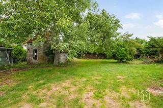 <p>Authentieke te renoveren / af te breken woning met POTENTIEEL en uitweg langsachter op een perceel van 800 m2.<br />Tevens ideale projectgrond voor appartementsbouw.</p><p>INDELING:<br />Gelijkvloers: inkomhal, bureau, leefruimte en eetplaats, keuken (gedeeltelijk geïnstalleerd), badkamer en wasruimte met douche en garage.<br />Verdieping: nachthal, 4 slaapkamers.<br />Buiten: aangename tuin met uitweg naar de Stagestraat.</p><p>Wat maakt dit pand uniek?<br />Woning met charme, strategische ligging dichtbij alle voorzieningen, ideale projectgrond of voor mensen die op zoek zijn naar ruimte.</p><p>Te koop via Immo Beguin, jouw vastgoedexpert sinds 2009. Met kantoren in Ronse, Waregem, Kortrijk, Deinze, Doornik en Lessines.<br />✉️ charlotte@immobeguin.be</p>