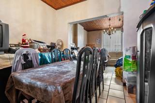 <p>Deze te renoveren woning bevindt zich in de Lange Minnestraat te Lebbeke, op een enkele meters van scholen, winkels en het openbaar vervoer. Je komt binnen via de inkomhal, die toegang biedt tot een leefruimte en een kelder. Verder beschikt het gelijkvloers over een keuken, een apart toilet, een badkamer en verschillende handige opbergruimtes. Buiten geniet je in alle rust op het terras en de zonnige tuin. De woning beschikt bovendien over een handige toegang via de zijdeur waardoor u oa met fietsen en vuilnisbakken vlot rechtstreeks van de tuin naar de straat kunt. De eerste verdieping is ingedeeld met een nachthal en 3 kamers. Tot slot is er een ruime opbergzolderverdieping die na renovatie kan ingericht worden tot extra kamer(s). TROEVEN: gezinswoning met veel mogelijkheden op een perceel van +/-8a, centraal gelegen, praktische doorgang voor fietsen/vuilnis via rechterbuur. Meer info, vragen of een bezoek? Contacteer Charlotte van IMMO TROEF: 052 52 52 00 of info@immotroef.be.</p>