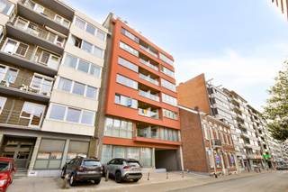 <p>Op zoek naar een verzorgd appartement op een gunstige locatie? Dit recent vernieuwde appartement met twee slaapkamers, gelegen aan de stadsrand van Tongeren, combineert comfortabel wonen met een uitstekende bereikbaarheid.<br /><br />Het appartement werd de voorbije jaren smaakvol vernieuwd en verkeert in een instapklare staat. Dankzij de praktische indeling geniet u van een lichtrijke leefruimte, een functionele keuken, twee volwaardige slaapkamers en een verzorgde badkamer. Bovendien beschikt het appartement over een privatieve autostandplaats en een ruime kelderberging, wat zorgt voor extra comfort en opbergruimte.<br /><br />De ligging aan de stadsrand biedt het beste van twee werelden: u woont rustig, terwijl winkels, scholen, openbaar vervoer en het stadscentrum van Tongeren zich op korte afstand bevinden. Ook de omliggende gemeenten zijn vlot bereikbaar.<br /><br />Dit appartement is niet alleen een ideale woonst voor wie op zoek is naar een instapklaar eigendom, maar vormt eveneens een interessante investeringsopportuniteit. Het pand wordt momenteel verhuurd, waardoor u als investeerder meteen kunt genieten van een lopend<br /><br />Bent u op zoek naar een gemoderniseerd appartement met een aantrekkelijke ligging én investeringspotentieel? Neem dan gerust contact met ons op voor meer informatie of een bezoek ter plaatse.<br /><br /> </p>