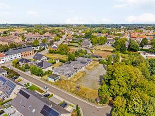 Goed gelegen projectgrond van 3.714 m² in KuurneDeze projectgrond van 3.714 m² is gelegen langs de Hulstestraat in Kuurne, op korte afstand van het centrum, winkels, scholen en belangrijke verbindingswegen richting Kortrijk, Harelbeke en Zwevegem.Dankzij de oppervlakte biedt het perceel interessant potentieel voor zowel particulieren als projectontwikkelaars. Afhankelijk van de stedenbouwkundige voorschriften zijn onder meer een ruime woning, verkaveling of ontwikkeling van meerdere woonentiteiten te bekijken.Een unieke opportuniteit voor wie op zoek is naar ruimte, ligging en ontwikkelingspotentieel in Kuurne.Te koop via Immo Beguin, jouw vastgoedexpert sinds 2009, met kantoren in Ronse, Waregem, Kortrijk, Deinze, Doornik, Lessines, Moeskroen en Nieuwpoort.Meer info via phebe@immobeguin.be