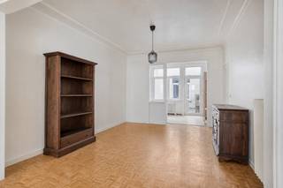 Dit karaktervolle appartement bevindt zich in een rustige straat, midden in het centrum van Oostende, op wandelafstand van winkels, restaurants, openbaar vervoer (het station) en het strand.<br />Het luchtige appartement is zeer ruim en bestaat uit:<br />- op de tweede verdieping: inkomhal met plaats voor een vestiairekast, zeer grote en lichtrijke woonkamer bestaande uit een zit- en eetruimte, aparte keuken met toegang tot het terras, 2 volwaardige slaapkamers, apart toilet, berging met aansluiting voor wasmachine en badkamer met ligbad en lavabo;<br />- op de derde verdieping: verder af te werken zolderruimte, te bereiken via een vaste trap, die perfect kan dienst doen als hobbyruimte, derde slaapkamer of thuiskantoor;<br />In de kelderverdieping zijn er nog 2 individuele kelderbergingen.<br />De elektriciteit is conform!