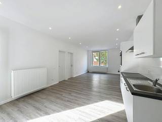 This bright 3-bedroom apartment is for rent in a small, quiet residence (without a lift) on the first floor. The apartment combines a practical layout with pleasant light and is close to public transport and various shopping facilities.<br /><br />Layout:<br />-Inviting entrance hall<br />-Bright living space with an open kitchen<br />-Three full bedrooms (Bedroom 1, Bedroom 2 and Bedroom 3)<br />-Sunny terrace<br />-Bathroom with shower, sink and toilet<br />-Large, closed outdoor storage<br /><br />Pros:<br />-Located on the 1st floor of a small residence<br />-Lots of natural light<br />-Three full bedrooms<br />-Pleasant terrace<br />-Practical and spacious enclosed outdoor storage<br />-Close to public transport<br /><br />Are you interested in this property for rent? Go to our website www.dewaele.com and click on the property you want to rent. Via the red button “request your visit”, we ask you to fill out a profile briefly. After that, we will contact you for a visit. Appointments cannot be made by phone.<br /><br />These AI visualizations are intended as inspiration. No technical specifications, urban planning regulations, or concrete realization possibilities were taken into account.