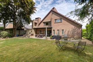 Deze solide, goed onderhouden villa uit 1980 is centraal gelegen nabij de oprit E313. Deze woning leent er zich uitstekend toe om wonen en werken...