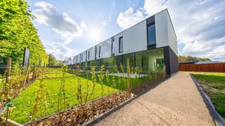<p>Bent u op zoek naar energiezuinig en zorgeloos wonen? Een ideale investering? Of zoekt u eerder een moderne woning met oog op kwaliteit &amp; comfort? Gevonden!</p>
<p> </p>
<p>In de tweede bouwlijn en op een boogscheut van oprit E40 Aalst vinden we dit uitstekend gelegen nieuwbouwproject Eliani met 8 halfopen en gesloten bebouwingen. Elke woning in deze moderne verkaveling beschikt over 3 slaapkamers, een afgesloten privé tuin, een private berging en een autostaanplaats.</p>
<p> </p>
<p>Zo gebruikt men 'floor to ceiling windows' voor zoveel mogelijk lichtinval en geniet je van een lage energiefactuur dankzij de zonnepanelen, de regenwaterput en de warmtepomp (vloerverwarming &amp; koeling met ingebouwde boiler).</p>
<p> </p>
<p><u>Indeling W1</u></p>
<p>Via de inkomhal met apart toilet komen we in de leefruimte met half open keuken met aansluitend een berging. Dankzij de ingewerkte schuiframen is er geen opstap naar het terras met afgesloten tuin. Op de bovenverdieping vinden we 3 slaapkamers, wasplaats en de badkamer met inloopdouche, bad en dubbele lavabo en toilet.</p>