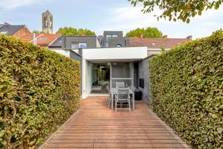 Achter deze moderne gevel bevindt zich een energiezuinige woning met EPC-label B, conforme elektriciteit, volledige asbestveiligheid, open leefruimte, veel lichtinval, prachtige tuin met terras en zoveel meer... De leefruimte sluit mooi aan op de volledig afgesloten tuin, waardoor binnen en buiten één geheel vormen. De woning is gelegen aan de stadsrand, op wandelafstand van het handelscentrum en het station, en combineert zo een uitstekende bereikbaarheid met een rustige ligging in het groen. Dankzij de vlotte verbindingen zijn ook de omliggende gemeenten gemakkelijk bereikbaar. Voor de deur bevindt zich bovendien een ruime gratis parking.<br />Binnen biedt de woning verrassend veel ruimte en comfort, met drie slaapkamers, een aparte bureau- , hobbykamer of vierde slaapkamer, twee aparte toiletten en twee praktische bergingen. De prachtige badkamer is ingericht met groot ligbad, douche en lavabomeubel en apart toilet. In combinatie met de moderne architectuur, de lichtrijke leefruimte en de afgesloten tuin is dit een aangename gezinswoning op een toplocatie. <br />Contacteer Karin voor een afspraak: 0468/12 68 62