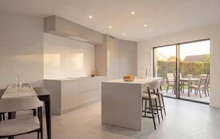 Oostnieuwkerke, nieuwbouwappartementen in alle rust, vlak bij Roeselare<br /><br />In het landelijke Oostnieuwkerke verrijst een kleinschalig nieuwbouwproject met stijlvolle appartementen, rustig gelegen en toch op een boogscheut van Roeselare. Een ideale woonplek voor wie comfort, licht en bereikbaarheid weet te appreciëren.<br />De appartementen worden ontworpen met oog voor ruimte en licht, met lichtrijke woonruimtes en zuidgerichte terrassen die uitnodigen om elk seizoen van de zon te genieten. Dankzij de doordachte architectuur ervaart u hier een aangenaam gevoel van rust en privacy.<br /><br />Dit energiezuinige nieuwbouwproject is momenteel in opbouw en wordt uitgerust met de nieuwste woontechnieken, waaronder een warmtepomp, voor optimaal wooncomfort en lage energiekosten. <br />Een toekomstgerichte investering op een toplocatie, waar rustig wonen en hedendaags comfort hand in hand gaan.<br /><br />Ontdek vandaag uw nieuwe thuis in Oostnieuwkerke.<br />Bel ons nu voor een afspraak op 051/62 40 40 en dan geven wij u een interessante rondleiding doorgeen dit project.<br />Tot dan !