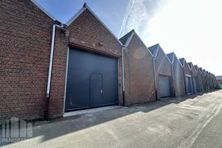 Magazijn te huur in Rumbeke met een oppervlakte van ca. 260 m², gelegen in de Blinde Rodenbachstraat.<br /><br />Deze functionele opslagruimte is vlot bereikbaar en geschikt voor diverse opslag- of bedrijfsactiviteiten. Het magazijn beschikt over twee toegangspoorten, wat zorgt voor een praktische in- en uitrijmogelijkheid voor leveringen en transport. Daarnaast heeft het pand een vrije hoogte van ongeveer 4,5 meter, waardoor het ideaal is voor stockage in de hoogte of het plaatsen van rekken.<br />Zoals u kan zien is er onlangs een <strong>gloednieuwe polybetonvloer gegoten </strong>en is het dak in goeie staat die geen waterlekken veroorzaken.<br /><br />Dankzij de goede bereikbaarheid en de praktische indeling vormt dit magazijn een interessante oplossing voor ondernemers die op zoek zijn naar een efficiënte opslagruimte in de regio.<br /><strong>Onmiddellijk beschikbaar. </strong>Prijs is exclusief kosten.<br /><br />Contacteer PANORAMA B2B voor bijkomende inlichtingen of een vrijblijvend plaatsbezoek 0460 97 66 66.