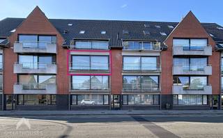 Ruim en comfortabel appartement op de tweede verdieping, bereikbaar via trap of lift.<br />Bij het binnenkomen word je verwelkomd in de lichtrijke leefruimte met gezellige zit- en eethoek. De open, volledig geïnstalleerde keuken sluit mooi aan en vormt het centrale punt van de woning. Verder beschikt het appartement over een apart toilet en een praktische berging met wasplaats.<br /><br />Achteraan bevinden zich twee ruime slaapkamers, die beide toegang geven tot het grote terras. De badkamer is uitgerust met een douche, ligbad, lavabo en toilet. Als extra troef is er een ondergrondse garage aanwezig, ideaal voor veilig parkeren en extra comfort.<br /><br />Een ruim appartement met een praktische indeling, veel lichtinval en een aangenaam terras.<br /><br />Extra troeven<br /><br />
<ul>
<li>energiezuinig</li>
<li>rustig ruim terras</li>
<li>ondergrondse garage (inbegrepen in de prijs)</li>
<li>2 toiletten</li>
<li>instapklaar</li>
<li>momenteel verhuurd (contract loopt tot 31 oktober).</li>
<li>Dichtbij Reesinghebos</li>
<li>Dichtbij het centrum van Maldegem</li>
<li>Makkelijke verbinding naar Brugge, Eeklo Zelzate via E34.</li>
<li>Bushalte vlak aan het appartement</li>
</ul>
<br />Dit appartement is te koop ZONDER makelaar via het concept van Smart Houses. Wenst u verdere inlichtingen of een bezoek? Contacteer rechtstreeks de eigenaar via 0487/31.34.56