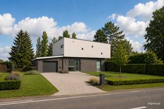 Op een uitstekende locatie te Beerzel bevindt zich deze ruime open bebouwing op een mooi perceel van 3.248m². Dankzij de gunstige ligging geniet u van een vlotte verbinding naar Heist-op-den-berg, Lier, Aarschot en Mehelen en vind je winkels, horecazaken, scholen en het openbaar vervoer nabij.<br /><br />U betreedt de woning via de inkomhal met gastentoilet, de toegang tot de woonkamer en keuken en de mooie draaitrap naar de eerste verdieping. Dankzij een grote ramenpartij geniet je van een zeer lichtrijke leefruimte die toegang biedt tot het terras en de mooie tuin waar u in alle rust en privacy kunt genieten. Vanuit de leefruimte heeft u tevens toegang tot de ruime keuken met aanpalende berging die uitgeeft op de inpandige garage.<br /><br />Op de eerste verdieping bevinden zich de nachthal de badkamer met bad, toilet en lavabo en 3 ruime slaapkamers.<br /><br />U bent verplicht deze woning binnen de 6 jaar na aankoop grondig energetisch te renoveren tot minimum EPC-label D. <br /><br />Dit is een uitstekende opportuniteit als u op zoek bent naar een ruime open bebouwing op een mooi perceel in Beerzel. Contacteer ons voor meer informatie op 0475 47 59 76 of neem een kijkje op www.boonstravastgoed.be. <br /><br />Bijzonderheden:<br />- 3 slaapkamers<br />- prima ligging<br />- mooi perceel