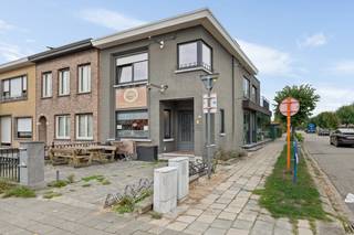 Deze opbrengsteigendom is erg centraal gelegen in het gezellige grensdorp Putte (Kapellen). U vindt winkels, scholen en het openbaar vervoer allemaal op wandelafstand, maar ook de dorpskernen van Stabroek en Kapellen zijn vlot bereikbaar. De eigendom bestaat uit een handelsgelijkvloers met tuin en een appartement op de 1e verdieping. Beiden worden op dit moment succesvol verhuurd. Het handelspand heeft een aparte inkom en is momenteel ingericht als broodjeszaak. De ruimte werd opgedeeld in 2 multifunctionele ruimtes op tegelvloer, dewelke dienst doen als eetgelegenheid met besteltoog, een professioneel ingerichte keuken op tegelvloer en een toiletruimte met lavabootje. Het perceel heeft een totale oppervlakte van 250m². De tuin achteraan hoort bij de handelszaak en is voorzien van een aangelegd terras. Achteraan het perceel is nog een garage met automatische poort aanwezig. Deze biedt handig plaats aan een wagen en behoort toe tot het handelsgelijkvloers. Het appartement is te bereiken via een aparte inkom, gelegen naast de broodjeszaak. Een houten trap leidt vanuit deze inkomhal naar de hal op de 1e verdieping, dewelke het leef- en slaapgedeelte met elkaar verbindt. De woonkamer vormt samen met de volledig geïnstalleerde, open keuken één aangename leefruimte, waar heel wat daglicht binnenvalt langs de verschillende raampartijen. Het appartement heeft verder nog een handige bergruimte, een grote slaapkamer met ensuite badkamer, voorzien van een inloopdouche en dubbele wastafel met meubel en een apart toilet. Een groot schuifraam in de leefruimte geeft verder nog toegang tot het ruime terras op de 1e verdieping. Dankzij een oostelijke oriëntatie zal u hier heerlijk van het ochtendzonnetje kunnen profiteren. Onder de trap is nog een gemeenschappelijke berging aanwezig, waar u de afzonderlijke meters voor gas en elektriciteit kan terugvinden.