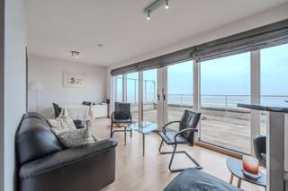 Op de negende verdieping van residentie Mar Del Sol, langs de zeedijk vind je dit prachtig dakappartement te koop met adembenemend frontaal zicht op zee én ruime terrassen. Hier geniet je elke dag van rust, licht en een panoramisch uitzicht op zowel de zee als het hinterland.Indeling: - inkomhal- apart toilet - leefruimte met aansluitend prachtig ruim terras (22m²) met schitterend zicht op zee- open keuken voorzien van een elektrische kookplaat, vaatwasmachine en oven- badkamer voorzien van een douche, lavabomeubel en toilet- slaapkamer 1 (9m²) met toegang tot het terras (20m²)- slaapkamer 2 (5m²) met toegang tot het terrasMogelijkheid tot aankopen garagebox in de residentie Vera Cruz (Troonstraat 81) Pluspunten:- schitterende leefterrassen met prachtig zicht op zee en het hinterland- rustige ligging- gemeenschappelijke fietsenberging met 1 fietshaak- privatieve kelderberging Op zoek naar een unieke plek aan de kust waar licht en uitzicht samenkomen? Dit is jouw kans! Interesse? Neem snel contact op voor meer informatie of een bezoek!Bestuursmaatregelen in het maatregelenregister: in aanvraag