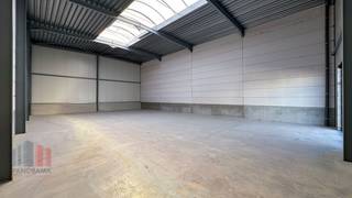 Newly built SME unit with a surface area of 726 m² for rent in a fantastic location along the commercial Brusselbaan in Hekelgem (Affligem).The...