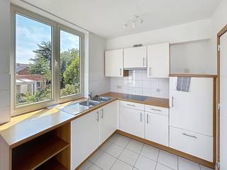 Dit aangenaam appartement bestaat uit :<br />- hall met aparte w.c.<br />- living met open ingerichte keuken<br />- aparte berging<br />- 2 slaapkamers<br />- douchekamer<br />- garagebox aan de achterzijde van het gebouw
