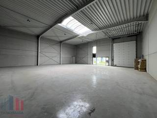 Fantastisch gelegen nieuwbouw KMO-unit, met zeer vlotte bereikbaarheid naar de E40. De opslagruimte heeft een oppervlakte van 342 m² en is uitgerust met één sectionale poort, lichtstraten met rookluik en sanitaire voorziening. De loods heeft daarnaast een vrije hoogte van 6 meter. Tevens zijn er 4 parkeerplaatsen voorzien en ruime manoeuvreerruimte.<br /><br />Deze casco unit bevindt zich op een strategische locatie, op slechts 2,5 km naar de E40 op- en afrit 19 Aalst. Deze locatie biedt vlotte verbindingen naar Gent, Brussel en omliggende regio’s.<br /><br />Heeft u interesse of wenst u graag meer details over dit aanbod? Neem contact op met Gill PANORAMA B2B voor meer info, plannen of een vrijblijvend plaatsbezoek via 09 219 90 30.