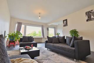 <p><span>AANGENAAM RUIM EN LICHTRIJK APPARTEMENT IN HET HART VAN DE STAD.</span></p><p><span> </span></p><p><span>Met de lift naar het vierde verdiep.   <br />Grote glaspartijen zorgen er voor heel veel licht en een aangenaam open zicht over het stationsplein.</span></p><p><span> </span></p><p><span>Een ruime inkomhal verwelkomt, er is een apart toilet en een handige berging.<br />De leefruimte komt aardig opzetten met mooie afmetingen en een zonnige oriëntatie.<br />De keuken sluit nauw aan en heeft een degelijke inrichting met voldoende kastruimte en toestellen.</span></p><p><span> </span></p><p><span>Er zijn 2 slaapkamers en een nette, nieuwe badkamer.<br />Achteraan is een klein terrasje, ideaal voor rustige buitenmomenten.</span></p><p><span>Met privatieve kelder en grote fietsbering.</span></p><p><span> </span></p><p><span>De goede energiescore en de zuidelijke oriëntatie zorgen voor een laag energieverbruik.</span></p><p><span>Parkeren kan gratis bovengronds met een bewonerskaart of ondergronds tegen een kleine bijdrage.</span></p><p><span> </span></p><p><span>CENTRAAL TEGENOVER HET STATION<br />RUIME INDELING<br />NETJES AFGEWERKT<br />NIEUWE ZUINIGE CONDENSATIEKETEL</span></p><p><span> </span></p><p><span> </span></p>