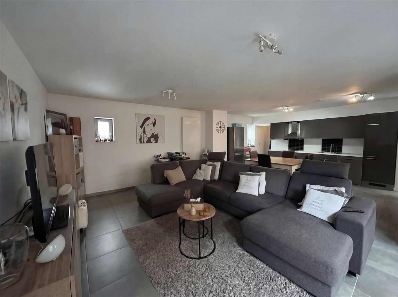 Gezellige stadswoning met 3 slaapkamers en koer, in het centrum van Maaseik. - foto 2