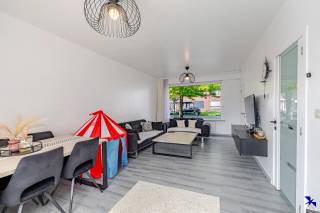 Welkom in Willebroek!<br /><br />Deze instapklare woning met een bewoonbare oppervlakte van 109 m² beschikt over een ruime leefruimte van ongeveer 30 m² en 3 comfortabele slaapkamers. De keuken is functioneel en praktisch ingericht, ideaal voor het bereiden van uw favoriete maaltijden. Daarnaast bevat de woning nog een ruime zolder ideaal als opbergruimte.<br /><br />Het perceel van 173 m² biedt bovendien een aangename buitenruimte met een gezellige tuin, die toegankelijk is via een achterpoort langs de servitudeweg.<br /><br />De ligging in Willebroek biedt tevens het voordeel van een rustige woonomgeving met goede verbindingen naar omliggende steden en voorzieningen in de buurt.<br /><br />Een ideale opportuniteit voor wie op zoek is naar een instapklare woning met tuin op een gunstige locatie!<br /><br />Interesse gewekt? Contacteer ons kantoor via info@hiro.be of 03 230 00 14!