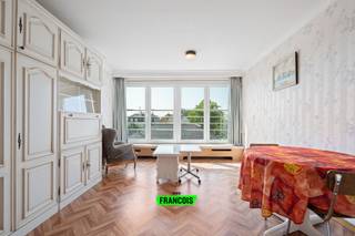 Deze lichtrijke studio is gelegen in de geliefde Strandwijk van Zeebrugge, op wandelafstand van het strand en de haven. De studio bevindt zich in een verzorgde residentie waarvan zowel de gevel als de lift recent volledig werden gerenoveerd, wat zorgt voor een frisse en hedendaagse uitstraling én extra comfort. Dankzij de gunstige oriëntatie geniet de studio van veel natuurlijk licht, wat bijdraagt aan een aangename leefomgeving.<br /><br />De indeling is praktisch en functioneel met een open leefruimte en een aanpalende keuken. Verder beschikt de studio over een badkamer met douche, een apart gastentoilet en een handige berging. Verwarming gebeurt via centrale verwarming op aardgas en bovendien scoort de studio bijzonder goed op vlak van energiezuinigheid, met een uitstekende EPC-score van A.<br /><br />Deze studio is ideaal als investering, als tweede verblijf aan zee of voor eigen gebruik. Een instapklare opportuniteit in een opgewaardeerde residentie op een toplocatie aan de Belgische kust.<br /><br />