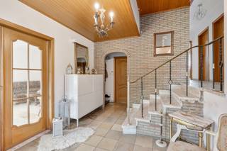 <p><span>Deze instapklare open bebouwing ligt rustig in de nabijheid van het centrum en de kerk van Wommersom. De woning werd de voorbije jaren ingrijpend gerenoveerd: het dak en de dakgoten zijn vernieuwd in 2025, evenals de nieuwe condenserende gasketel, de ramen dateren van 2023. De keuken is volledig uitgerust (2024) en de elektriciteit is vernieuwd 2025 met conform attest. </span></p><p><span>De gelijkvloerse indeling omvat de inkomhal, toegang tot de ruime woonkamer, eetplaats met toegang tot terras en tuin en keuken. Via de trap komen we in de nachthal met drie slaapkamers en badkamer met ligbad en toilet. De badkamer werd volledig gestipt en vernieuwd in 2026. </span></p><p><span>De woning is volledig onderkelderd, met ruimte voor garage, berging en een hobbyruimte met een bijkomend apart toilet. </span></p><p><span>Via de kelder is er ook toegang tot de tuin.</span></p><p><span>Zonnepanelen (2026) met energiecontract maken van deze woning ook een energiezuinige keuze. (EPC B)</span></p><p><span>Buiten geniet u van een grote tuin op een perceel van 756 m². De woning is beschikbaar bij akte.</span></p><p><span> </span></p><p><span>We maken graag tijd voor een rondleiding. Neem gerust contact met ons op.</span></p>