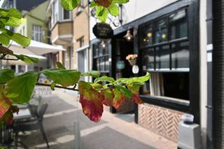 Bent u op zoek naar een pand met karakter, commerciële mogelijkheden en een uitstekende ligging? Dan biedt deze handelswoning met woonst, gelegen in de Tolpoortstraat te Deinze, een unieke opportuniteit. Met zijn iconische en karaktervolle gevel behoort dit pand zonder twijfel tot één van de meest unieke en herkenbare gevels in het centrum van Deinze. Een echte blikvanger die charme, authenticiteit en commerciële uitstraling perfect weet te combineren.<br /><br />Dankzij de centrale ligging in één van de belangrijkste winkelstraten van Deinze geniet dit pand van een uitstekende commerciële visibiliteit en een constante passage van voetgangers en verkeer. Een ideale locatie voor wie een eigen zaak wil uitbouwen of op zoek is naar een interessante investering.<br /><br />Het gelijkvloers omvat een ruime handelsruimte (momenteel een gevestigde waarde in Deinze: "De Fox – Tea-Room & Eethuis") met tal van mogelijkheden voor diverse commerciële activiteiten. De bovenliggende woonst maakt het mogelijk om wonen en werken op één locatie te combineren of biedt extra potentieel als opbrengsteigendom. Hoewel het gebouw de nodige opfrissing- en renovatiewerken vraagt, vormt dit de ideale kans om het volledig naar eigen smaak en noden in te richten. De combinatie van de gunstige ligging, de aanwezige ruimte en het veelzijdige karakter maakt van dit pand een investering met heel wat potentieel.<br /><br /><strong>Extra troef:</strong> de huidige handelsactiviteit kan desgewenst worden overgenomen. Een eventuele overname van de handelszaak gebeurt volledig los van de verkoop van het gebouw en is uitsluitend bespreekbaar in rechtstreeks overleg met de huidige uitbaters. Wij geven u graag de nodige info en contactgegevens.<br /><strong>Gelieve de privacy en rust te respecteren van de uitbaters en hen niet te storen met vragen tijdens de openingsuren. <br /><br />Interesse? </strong>Neem dan vandaag nog contact met ons op voor meer informatie of een bezoek ter plaatse.<br /><br /><strong>Troeven</strong><br />- Handelswoning met woonst.<br />- Iconische en karaktervolle gevel, één van de meest unieke in hartje Deinze.<br />- Commerciële topligging in de Tolpoortstraat.<br />- Veel visibiliteit en passage.<br />- Combinatie van wonen en werken mogelijk.<br />- Tal van invullingsmogelijkheden.<br />- Interessante opportuniteit voor investeerders en zelfstandigen.<br />- Mogelijkheid tot overname van de bestaande handelsactiviteit (onder afzonderlijke afspraken met de huidige uitbaters).<br />- Gelegen in het bruisende centrum van Deinze, op wandelafstand van winkels, horeca, openbaar vervoer en alle dagelijkse voorzieningen.<br />