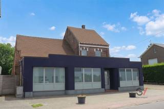 <p>Een schoonheidssalon, bakkerij, traiteur of frituur? Deze woning met handelsruimte in het groene Tildonk biedt tal van mogelijkheden voor wie wonen en werken wil combineren. En eerlijk… hoe fantastisch zou het zijn mocht hier binnenkort een gezellige koffiebar openen?</p><p>Met vijf slaapkamers geniet je hier van bijzonder veel ruimte, ideaal voor grote gezinnen, een thuiskantoor, hobbyruimte of praktijk aan huis. Buiten wacht een uitgestrekte tuin waar rust en privacy centraal staan. De gezellige tuinbar zorgt bovendien voor dat tikkeltje extra sfeer tijdens lange zomeravonden met vrienden en familie.</p><p>Ook praktisch zit het helemaal goed, dankzij de ruime parkeergelegenheid voor bewoners, klanten en bezoekers.</p><p>De woning ligt in een rustige en groene omgeving, terwijl winkels, scholen, openbaar vervoer en belangrijke verbindingswegen vlakbij zijn. Bovendien bereik je Leuven, Mechelen en Brussel in een mum van tijd. Tildonk charmeert met zijn landelijke karakter, gezellige sfeer en prachtige wandel- en fietsroutes.</p><p>Word jij de nieuwe bewoner in Tildonk? Neem dan snel contact op met Lauren van Gilles Vastgoed via 0468/ 367 951 of email haar via lauren@gillesvastgoed.be</p>