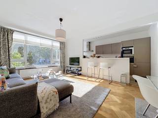 <h1><span>TE KOOP – Schaarbeek / Josaphatwijk – Gerenoveerd appartement met 2 slaapkamers en terras</span></h1>
<p><strong><span>Schaarbeek – Josaphatwijk | Appartement met 2 slaapkamers | ±102 m² | Terras ±8 m² | EPC B | Lift</span></strong></p>
<p><span>We Invest Bruxelles-Europe stelt u met plezier dit aangename, gerenoveerde appartement van ongeveer 102 m² voor, ideaal gelegen in de zeer gegeerde Josaphatwijk in Schaarbeek, op een steenworp van het Josaphatpark.</span></p>
<p><span>Het appartement bevindt zich op de eerste verdieping van een goed onderhouden gebouw met 6 verdiepingen en een lift. Het biedt veel lichtinval, een aangename woonomgeving en een praktische indeling.</span></p>
<p><span>De indeling omvat een ruime, lichtrijke woonkamer van ongeveer 32 m², een volledig uitgeruste keuken van ongeveer 9 m², twee slaapkamers van respectievelijk ongeveer 18 m² en 12 m², een badkamer met zowel een ligbad als een douche, en een aparte wasruimte.</span></p>
<p><span>Aan de achterzijde van het appartement bevindt zich een aangenaam terras van ongeveer 8 m². Deze rustige en private buitenruimte is ideaal om tijdens de mooie dagen van de zon te genieten.</span></p>
<p><span>Andere troeven zijn de dubbele beglazing, de centrale verwarming op gas, de internetaansluiting, een privatieve kelder en een EPC-score B – 79 kWh/m²/jaar. Het appartement verkeert in goede algemene staat en kan worden betrokken zonder ingrijpende renovatiewerken.</span></p>
<h2><span>EEN UITSTEKENDE LIGGING IN SCHAARBEEK</span></h2>
<p><span>De ligging is een van de belangrijkste troeven van dit pand. U woont vlak bij het Josaphatpark en bevindt zich op korte afstand van winkels, restaurants, scholen, het openbaar vervoer en de belangrijkste invalswegen.</span></p>
<p><span>De Josaphatwijk is bijzonder geliefd om haar residentiële karakter, de aangename leefomgeving en de nabijheid van het centrum van Brussel. Een ideale locatie voor wie rustig en comfortabel wil wonen, met een vlotte verbinding naar de stad.</span></p>
<p><span>Een gerenoveerd appartement met 2 slaapkamers en terras in Schaarbeek, dat ruimte, lichtinval, comfort en uitstekende energieprestaties combineert.</span></p>
<p><strong><span>Informatie &amp; bezoeken:</span></strong></p>
<p><span>Rebecca Hallal – Vastgoedconsulente</span><br /><span>📞 0472 12 62 42</span><br /><span>✉️ </span><span>rebecca.hallal@weinvest.be</span><br /><span>We Invest Bruxelles-Europe</span></p>
<p><span>Een opportuniteit die u snel moet ontdekken bij We Invest Bruxelles-Europe. Neem contact met ons op om een bezoek te plannen of meer informatie te ontvangen over dit appartement in de Josaphatwijk in Schaarbeek.</span></p>