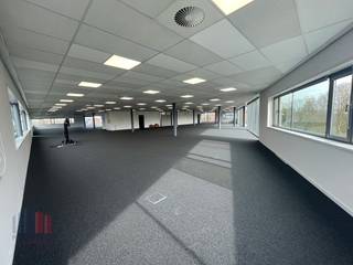 Deze uitstekend gelegen kantoorruimte van 570 m², met uitbreidingsmogelijkheden, is beschikbaar voor verhuur en biedt zicht op de E40 in Melle...