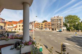 PUUR ARCHITECTUUR - Riant modernistisch burgerhuis aan de smedenpoort!Het pand is momenteel opgedeeld in 3 appartementen en is volledig onderkelderd...