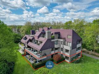 ROYAAL APPARTEMENT MET RUIM TERRAS GELEGEN IN HET UNIEKE PARKDOMEIN PETERSHEIM !We vinden dit riant gelijkvloers appartement terug in het private...