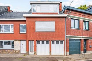Une opportunité rare pour investisseurs, familles ou amateurs de rénovation !Situé à Luingne, dans un environnement recherché à proximité immédiate des grands axes routiers, cet ensemble immobilier offre un remarquable potentiel de valorisation.Le bien se compose de deux unités distinctes :Maison 2 chambres avec garage et jardinCette maison dispose d'un agréable espace de vie à repenser selon vos envies, de deux chambres, d'un garage privatif ainsi que d'un jardin, véritable atout pour profiter des beaux jours. Des travaux de rénovation permettront de révéler tout le charme et le potentiel de cette habitation.Appartement duplex 1 chambreLe second bien est un appartement en duplex comprenant une chambre, offrant une belle opportunité pour un investissement locatif, une profession libérale ou un logement indépendant. Entièrement à rénover, il constitue une excellente base pour créer un espace moderne et fonctionnel.Les atoutsEnsemble immobilier composé de deux logements.Maison 2 chambres avec garage et jardin.Appartement duplex 1 chambre.Nombreuses possibilités d'aménagement et de valorisation.Proximité immédiate des commerces, écoles et transports.Accès rapide aux grands axes routiers et aux principales commodités.Que vous soyez investisseur à la recherche d'un projet rentable ou particulier souhaitant combiner habitation et investissement, ce bien représente une opportunité à ne pas manquer.Une visite s'impose pour apprécier tout le potentiel de cet ensemble immobilier. Contactez-nous dès aujourd'hui pour plus d'informations ou pour organiser une visite.