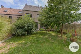 EERSTE BEZOEKDAG ZATERDAG 19/09 VAN 10U TOT 14U (enkel op afspraak)<br /><br />ERPE-MERE – RECENTE GEZINSWONING MET GARAGE EN AANGENAME TUIN OP TOPLOCATIE<br /><br />Deze ruime en recente gezinswoning geniet van een rustige maar centrale ligging, nabij winkels, scholen en openbaar vervoer. Een ideale woning voor wie comfort, ruimte en een goede bereikbaarheid wil combineren.<br /><br />De woning omvat op het gelijkvloers een ruime inkomhal met een gastentoilet, een garage met sectionale poort en een aangename woonkamer met een ingerichte, open leefkeuken. Aansluitend bevinden zich een praktische wasplaats en een handige bijkeuken, met zicht op en toegang tot de mooie, groene tuin.<br />Op de eerste verdieping bevinden zich drie slaapkamers, een ruime badkamer met inloopdouche, ligbad en dubbele lavabo, evenals een afzonderlijk toilet en twee aparte bergruimtes/dressings.<br /><br />Het zolderverdiep, dat bereikbaar is via een vaste trap, biedt nog heel wat extra mogelijkheden. De ruime open zolder kan volledig naar eigen wens worden ingericht. Zo kunnen er bijvoorbeeld twee extra slaapkamers worden gecreëerd of kan er een kleine studio worden ingericht.<br /><br />Een bijkomende troef is de aangename tuinzone, omgeven door veel groen en voorzien van een aangelegd terras. De ideale plek om in alle rust van de buitenruimte te genieten.<br />Deze recente woning beschikt bovendien over moderne technieken en energiezuinige voorzieningen, waaronder 12 zonnepanelen, een ventilatiesysteem, goede isolatiewaarden en een regenwaterput. <br /><br />Kortom, bent u op zoek naar een ruime gezinswoning met drie slaapkamers, veel bergruimte en een aangename buitenruimte op een centrale locatie? Aarzel dan niet en maak snel uw afspraak! Voor meer info of bezoek 053/60.65.60.<br /><br />De vermelde prijs is een richtprijs. Na ontvangst van de biedingen zal de verkoper beslissen of hij/zij de eigendom verkoopt aan het beste bod. De richtprijs is aldus niet bindend voor de verkoper.