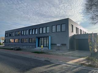 Bent u op zoek naar een functionele en strategisch gelegen bedrijfsruimte? <br />Dan is dit volledig gerenoveerd industrieel pand op de grens met Schelle en Aartselaar ideaal als activiteits- en/of opslagruimte. <br />Dankzij de uitstekende ligging vlakbij de A12 geniet u van een vlotte verbinding tussen Brussel en Antwerpen, perfect voor ondernemers die mobiliteit en bereikbaarheid belangrijk vinden.<br />De opsplitsbare units zijn voorzien van vloerverwarming, wat zorgt voor een aangenaam werkklimaat. Daarnaast beschikt het gebouw over een goederenlift, waardoor het laden en het lossen van goederen efficiënt verloopt.<br />Naast de eigen ruimte kan u gebruikmaken van verschillende gemeenschappelijke faciliteiten, zoals een vergaderruimte, een gezellige refter met uitgeruste keuken en een ruim dakterras om even te ontspannen.<br />Een extra troef is de aanwezigheid van een conciërge in het gebouw, die zorgt voor een vlotte werking en extra gemak.<br />LET OP: Deze units zijn NIET bestemd voor kantoorruimtes.<br />Prijs: € 130 (gelijkvloers) of € 120 (eerste verdieping)/m²/jaar (exclusief 21% BTW) + € 15/m²/jaar servicekosten (exclusief 21% BTW).<br />Een parking op 100 meter van het gebouw is verplicht mee te huren aan € 50/maand (exclusief 21% BTW).<br /><br />Op de website kan u onder "Documenten" enkele opties bekijken hoe de units eventueel kunnen worden ingedeeld.<br />Uiteraard kunnen hieraan in samenspraak met de eigenaar wijzigingen worden aangebracht.<br /><br />Neemt u gerust contact op met ons kantoor om een plaatsbezoek in te plannen!