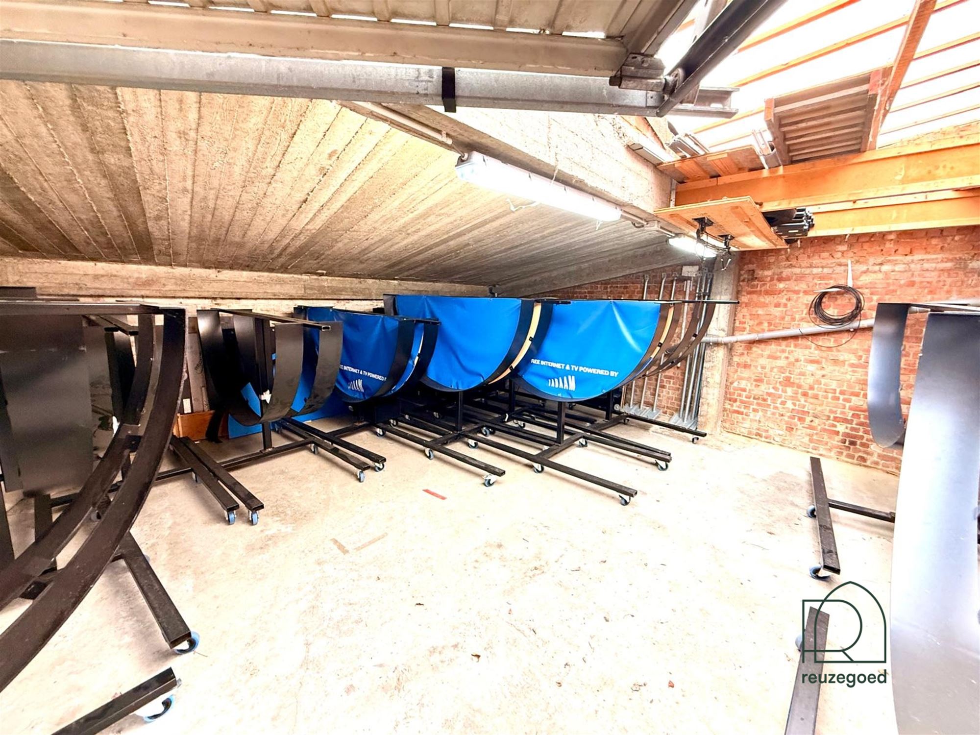 Ruime hoekgarage met conforme elektriciteit en natuurlijk licht - foto 4