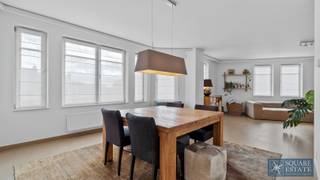<p><span>Square Estate stelt u dit prachtige, volledig gerenoveerde duplexappartement voor, ideaal gelegen aan de prestigieuze Markt in Wemmel.</span></p><p><span>Het appartement werd volledig vernieuwd en onderscheidt zich door zijn uitzonderlijke renovatieniveau, wat bijzonder zeldzaam is voor appartementen op de Markt, terwijl het tegelijk geniet van een centrale en gegeerde ligging.</span></p><p><span>Het appartement is als volgt ingedeeld: een inkomhal met apart toilet en wasruimte, een prachtige en lichtrijke leefruimte met volledig uitgeruste open keuken, twee ruime slaapkamers die elk beschikken over een eigen badkamer, evenals een terras en een kelder.</span></p><p><span>Daarnaast bestaat de mogelijkheid om, tegen meerprijs, een gesloten enkele garagebox of een dubbele tandemgaragebox aan te kopen.</span></p><p><span>De woning beschikt bovendien over een uitstekend EPC B, dicht bij niveau A, wat garant staat voor zeer goede energieprestaties en een beperkt verbruik.</span></p><p><span>Mis deze unieke kans niet om een uitzonderlijk, volledig gerenoveerd pand te verwerven, ideaal gelegen in de onmiddellijke nabijheid van alle voorzieningen.</span></p><p><span>Voor meer informatie of om eventueel een bezoek in te plannen, kunt u ons contacteren op 02/460.42.01 of via <span>ca@square-estate.be</span></span></p>