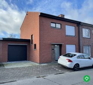 Deze ruime woning is gelegen in het Beekkwartier, dit kortbij de Noordlaan en het centrum van Roeselare. <br /><br />De woning zelf is kwaliteitsvol en met oog op detail gerenoveerd: gunstig EPC, slimme technologieën, elektrische rolluiken en veel meer. <br /><br />Indeling: Inkomhal - apart toilet - droge kelder - living met veel lichtinval - open keuken - garage met wasberging en diepe tuin met tuinberging. <br />De eerste verdieping: nachthal - apart toilet - slaapkamer aan voorzijde - badkamer met badkamermeubel en instapdouche - slaapkamer 2 met dressing/bureauruimte. <br /><br />Beschikbaar vanaf 1/08/2026. Maximum voor 4 personen voor bewoning als domiciliëring. <br /><br />Voor bezoeken in te plannen vragen wij u om het contactformulier aan te vullen. Bedankt hiervoor.
