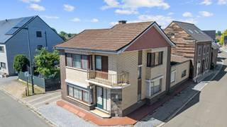 Bent u op zoek naar een ruime gezinswoning met tal van mogelijkheden, een centrale ligging en interessante extra troeven? Dan is deze verzorgde woning aan de Dorpsstraat 27 in Maasmechelen absoluut een bezoek waard. Met een bewoonbare oppervlakte van maar liefst 167 m² en gelegen op een hoekperceel van 2a 64ca, biedt deze woning een mooie combinatie van ruimte, comfort en toekomstmogelijkheden.<br /><br />De woning beschikt over drie volwaardige slaapkamers, waardoor ze ideaal is voor gezinnen, koppels die extra ruimte wensen of mensen die een aparte hobby- of bureauruimte willen creëren. Daarnaast is de woning deels onderkelderd, wat extra praktische bergruimte voorziet voor voorraad, fietsen, hobbymateriaal of andere opslagmogelijkheden.<br /><br />Een belangrijke meerwaarde is het vernieuwde dak, waardoor toekomstige eigenaars meteen genieten van extra zekerheid en minder zorgen op langere termijn. Bovendien zijn er zonnepanelen aanwezig, wat een interessante troef vormt op vlak van duurzaamheid en energiebesparing. Ook energetisch scoort deze woning mooi met een EPC van 245 kWh/m² per jaar, goed voor een C-label. Dit betekent dat de woning reeds een degelijke energieprestatie neerzet zonder dat er een renovatieverplichting van toepassing is. Een C-label biedt vandaag een aantrekkelijke balans tussen wooncomfort en energieverbruik en vormt een sterke basis voor wie op termijn eventueel nog verdere optimalisaties wenst door te voeren.<br /><br />Aan praktisch comfort werd eveneens gedacht. De woning beschikt over een sectionale poort, die niet alleen zorgt voor een moderne uitstraling maar ook voor gebruiksgemak en een efficiënte benutting van de beschikbare ruimte. Een bijkomende interessante troef bevindt zich aan de achterzijde van de woning, waar mogelijkheden aanwezig zijn voor het creëren van een handelspand, praktijkruimte of zelfstandige activiteit. Dit maakt de woning bijzonder interessant voor wie wonen en werken graag combineert of op zoek is naar extra investeringspotentieel.<br /><br />De ligging op een hoekperceel biedt bovendien heel wat voordelen. Dankzij de extra gevelbreedte geniet de woning van een aangename lichtinval en een ruimtelijk gevoel. Daarnaast creëert een hoekligging vaak meer openheid, extra privacy en bijkomende mogelijkheden op vlak van toegankelijkheid en toekomstige inrichting.<br /><br />Ook de ligging zelf vormt een sterke troef. De woning bevindt zich aan de Dorpsstraat in Maasmechelen, een centrale locatie waar rust en bereikbaarheid mooi samenkomen. In de directe omgeving vindt u diverse winkels, supermarkten en dagelijkse voorzieningen waardoor alles binnen handbereik ligt. Daarnaast bevinden zich verschillende scholen, kinderopvangmogelijkheden en sportfaciliteiten in de buurt, wat deze locatie bijzonder aantrekkelijk maakt voor gezinnen.<br /><br />Voor wie graag geniet van een gezellige lunch of een avondje uit zijn er tal van eetgelegenheden, restaurants en cafés in Maasmechelen en de omliggende omgeving. Ook shoppingliefhebbers zitten hier goed dankzij de nabijheid van onder andere Maasmechelen Village en andere winkelmogelijkheden in de regio.<br /><br />De bereikbaarheid is bovendien uitstekend dankzij de vlotte verbinding naar de E314, waardoor steden zoals Genk, Hasselt, Maastricht en omliggende gemeenten snel en eenvoudig bereikbaar zijn. Hierdoor combineert deze woning de voordelen van rustig wonen met een uitstekende mobiliteit.<br /><br />Wens jij deze woning te bezichtigen? Aarzel niet en neem contact met ons op, we staan voor je klaar!<br />Tel.: 0032 497 84 48 80<br />E-mail: info@caenenvastgoed.be<br /><br />Tot binnenkort!