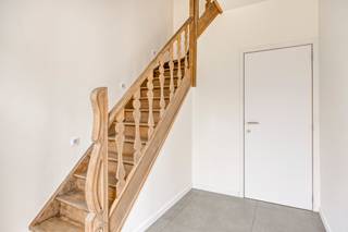 Mooi gelegen volledig energetisch gerenoveerde woningDeze hoogwaardig afgewerkte zeer energiezuinige woning (A label) bestaat uit inkomhal met...