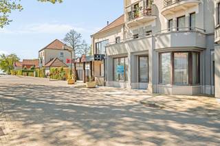 <p>Gezellig gelijkvloers appartement op de Kluisberg, ideaal gelegen voor wie rust en bereikbaarheid wil combineren. Dit lichtrijke appartement beschikt over een ruime woonkamer met open keuken, perfect voor een aangename leefruimte. Via de inkomhal bereikt u een apart toilet en een praktische berging/wasplaats. De slaapkamer geeft rechtstreeks uit op een terras, ideaal om te genieten van de buitenlucht. Verder is er een verzorgde douchekamer.<br /><br />Extra troeven zijn de grote kelderberging en een private parkeerplaats, wat zorgt voor comfort en opslagruimte.<br /><br />Gelegen op de Kluisberg, op wandelafstand van het bos en verschillende horecazaken, geniet u hier van een groene en levendige omgeving. Bovendien bent u op slechts 10 minuten van Avelgem en minder dan een half uur van Oudenaarde en Doornik, wat zorgt voor een vlotte verbinding naar omliggende steden.<br /><br />Ideaal als eerste woning, investering of tweede verblijf in een prachtige regio.<br /><br />Dit zoekertje omvat enkele AI-gegenereerde visualisaties.<br />Meer info of plan je bezoek: wim@immobeguin.be<br />Te koop via Immo Beguin, uw vastgoedexpert sinds 2009, met kantoren in Ronse, Waregem, Kortrijk, Deinze, Doornik en Lessen.</p>