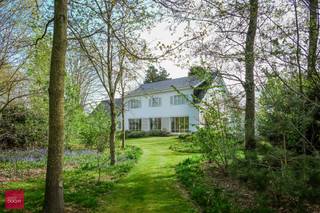 Bestaande uit: Inkomhal, ruime vestiaire of bureel, lichtrijke living met ingemaakte kasten, luxueus afgewerkte keuken met toestellen van...