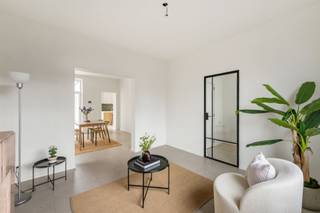 <p>Kwalitatief en energiezuinig gerenoveerde woning met 3 slaapkamers en leuk stadsterras! <br /><br />Centraal en strategisch gelegen te Zwijnaarde, genietend van een vlotte bereikbaarheid naar Gent, het station, de autosnelwegen, scholen en winkels. <br />Ideaal voor mensen die op zoek zijn naar een kwalitatief gerenoveerde woning op een centrale ligging.<br /><br />Indeling: inkom met apart toilet, gezellige zithoek, eetplaats, volledig geïnstalleerde keuken met eiland + ontbijthoek, aanpalende praktische berging. <br /><br />Op de eerste verdieping bevinden zich de overloop, badkamer (dubbele lavabo, bad en douche) en 2 slaapkamers. <br />De tweede verdieping is volledig ingericht als master bedroom.<br /><br />Buiten kunt u genieten van een aangenaam en zonnig terras, de ideale plek om te ontspannen of gezellig te tafelen met familie en vrienden<br /><br />Troeven: instapklaar, volledig gerenoveerd, dubbele beglazing, warmtepomp, conforme elektriciteit, centraal gelegen, kwalitatieve afwerking!<br /><br />Deze woning is een unieke kans voor wie op zoek is naar een instapklare gezinswoning met een hoogwaardige afwerking, hedendaags comfort en een uitstekende bereikbaarheid.<br />Bezoek na afspraak met Immo Beguin: tessa@immobeguin.be</p>