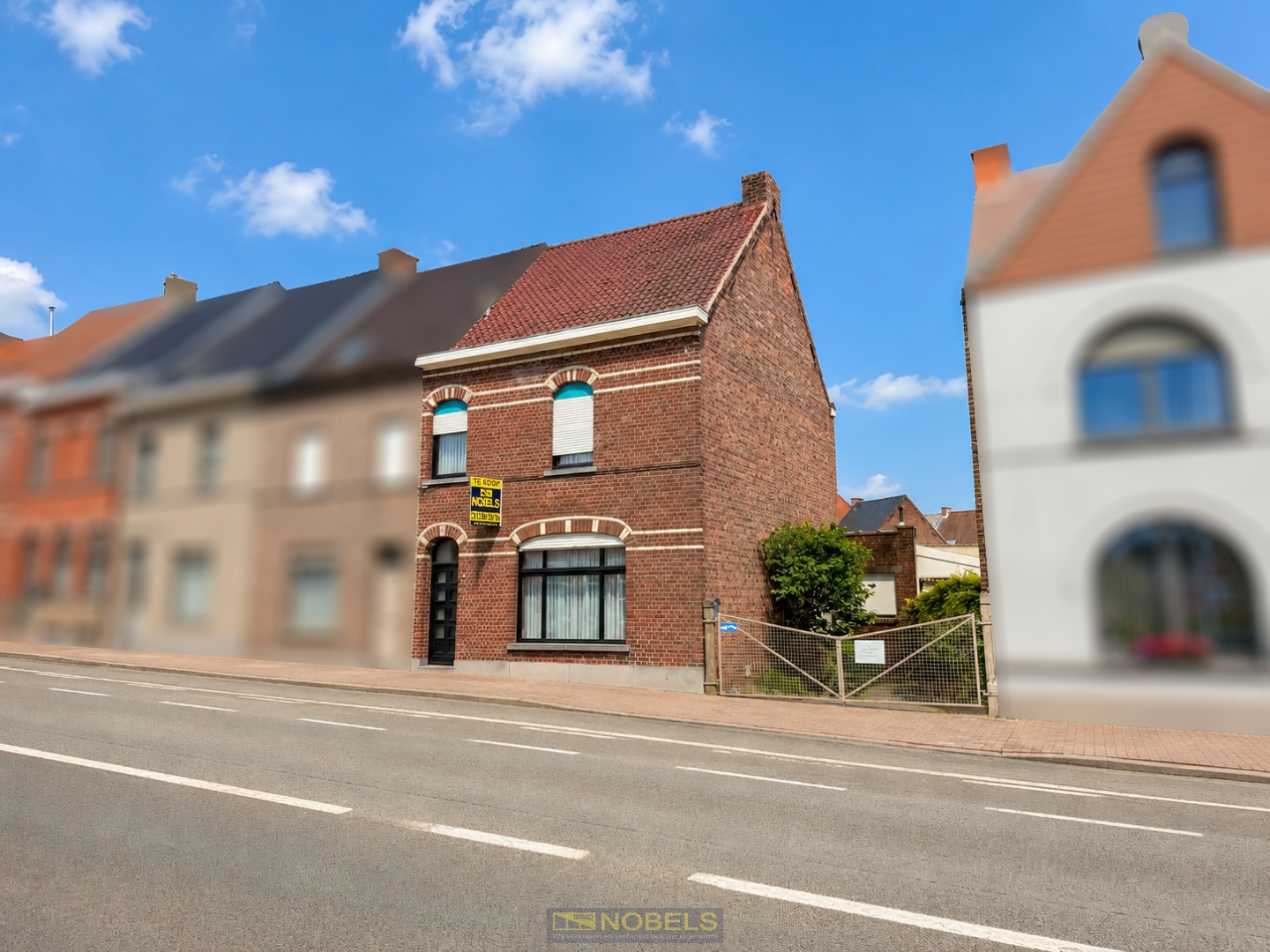 Te koop, Gezinswoning met loods van ca. 100 m² op centrale ligging te Ronse! - photo 1