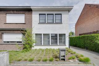 <p><span>Ontdek deze verzorgde halfopen gezinswoning in het gegeerde Aartselaar, rustig gelegen tussen het dorpshart en de A12. Een woning waar bereikbaarheid en wonen in alle rust elkaar versterken, en waar de indeling vanzelfsprekend aanvoelt in het ritme van elk gezin.</span></p><p><span> </span></p><p><span>Binnen ontvouwt zich een doordachte leefstructuur die ruimte geeft én verbindt. De eetkamer vormt de centrale schakel tussen keuken en woonkamer en wordt subtiel verbonden met de inkomhal. Ingemaakte kasten en een geïntegreerde bureau zijn hier naadloos ingewerkt in het geheel, functioneel zonder de rust van de ruimte te verstoren.</span></p><p><span> </span></p><p><span>De keuken, vernieuwd in 2014, sluit rechtstreeks aan op de tuin en laat binnen- en buitenleven in elkaar overvloeien. Grote raampartijen brengen het groen naar binnen, terwijl de tuin zich als vanzelf uitstrekt tot een extra leefruimte in de warmere maanden. Het geheel wordt omkaderd door een diepe tuin die privacy en ademruimte biedt.</span></p><p><span> </span></p><p><span>De woonruimte kan bovendien worden afgesloten, waardoor de woning zich moeiteloos aanpast aan het moment: open en verbonden wanneer gewenst, rustig en afzonderlijk wanneer nodig. De gashaard voegt daar een warme, ingetogen sfeer aan toe.</span></p><p><span> </span></p><p><span>Op de eerste verdieping bevinden zich drie volwaardige slaapkamers met aangename lichtinval. De badkamer sluit hier eigentijds op aan en biedt het nodige comfort voor het dagelijks gebruik. De ingerichte zolderverdieping werd voorzien een ruime vierde kamer, flexibel inzetbaar naar ieders wensen, en biedt daarnaast nog mogelijkheden voor een wasplaats of het creëren van een tweede badkamer.</span></p><p><span> </span></p><p><span>Buiten wordt het wonen verdergezet in een diepe, groene tuin waar het zwembad een natuurlijke blikvanger vormt. Een plek die zomers vertraagt en het buitenleven vanzelfsprekend maakt. De oprit voor twee wagens vervolledigt het praktische comfort van deze woning.</span></p><p><span> </span></p><p><span>Bijzonderheden</span></p><ul><li><span>Halfopen bebouwing</span></li><li><span>4 slaapkamers</span></li><li><span>Elektriciteit conform AREI</span></li><li><span>Zonnepanelen aanwezig</span></li><li><span>Ingemaakte kasten</span></li><li><span>Oprit voor twee wagens</span></li><li><span>Strategische ligging tussen dorpskern en A12</span></li></ul><p><span> </span></p><p><span>Op zoek naar een instapklare gezinswoning met ruimte, licht en een uitstekende ligging in Aartselaar? Contacteer ons via <span>thomas.onzia@urbainvastgoed.be</span></span><span> of bel 0478/22.78.63 voor meer informatie of een bezoek.</span></p><p><span> </span></p>