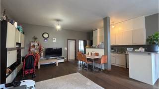 <strong>Ruim en lichtrijk 2-slaapkamerappartement</strong> op een uitstekende ligging in het <strong>centrum van Brugge</strong>, vlakbij diverse winkels, horecazaken, openbaar vervoer en op wandelafstand van parking Biekorf en parking Ezelstraat.<br />+ Kleinschalige residentie!<br />+ Lift aanwezig!<br />+ Uitstekende mobiscore 9,4 op 10!<br />+ Thans verhuurd en dus ook interessant als vastgoedbelegging!<br /><br />Omvat een inkom met gastentoilet, ruime en lichtrijke living met parketvloer en ingerichte open keuken, berging, 2 slaapkamers, badkamer met ligbad douche combi en voorziening wasmachine. <br />Vg,Wche,Gmo,Gvkr,Gvv<br />Watertoets P-score=A G-score=A.<br />#vastgoedinvestering #leukwonen #brugge<br /><br />Bruikbare vloeroppervlakte <strong>115 m²</strong>