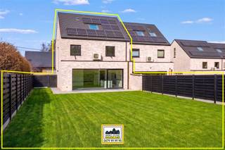 <p>"ABSOLUTE TOPPER" – Afspraak ENIGE BEZOEKDAG ENKEL telefonisch via Elias Le Juste op 0487/ 33. 10. 10., meer info via Facebook “Remue Randy” – LIKE de pagina en blijf op de hoogte van alle nieuwe woningen. De stukken van de woning zijn te consulteren op www.immo-zone.be. In het landelijke ONKERZELE (Geraardsbergen) ontdekken we deze prachtige woning, gelegen op een toplocatie met scholen, winkels, openbaar vervoer en het station in de directe omgeving. Indeling: Bij het betreden van de woning komen we in een ruime inkomhal met gastentoilet. Deze leidt naar de lichtrijke open leefruimte met aansluitend de eetplaats met volledig uitgeruste moderne keuken met keukeneiland met aansluitend een ruime bergruimte. Dankzij de grote raampartijen geniet de woning van een overvloed aan natuurlijk licht en een prachtig zicht op het zongerichte terras, de tuin en de achterliggende weides. Op de eerste verdieping bevinden zich drie volwaardige slaapkamers en een extra ruimte die perfect kan ingericht worden als dressing. Daarnaast is er een apart toilet en een badkamer uitgerust met inloopdouche, ligbad en dubbele lavabo. Het tweede verdiep kan volledig naar eigen wens worden ingericht. Deze woning is een ABSOLUTE TOPPER voor wie op zoek is naar een instapklare, energiezuinige woning met een rustige en groene ligging. VOOR ZEER SNELLE BESLISSERS!<br />IMMO ZONE RHODELAND – ELIAS LE JUSTE – 0487/ 33. 10. 10.</p>