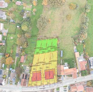 Deze bouwgrond van 7a62 voor een halfopen bebouwing is gelegen in een rustige en landelijke omgeving en vormt een ideale locatie voor het...