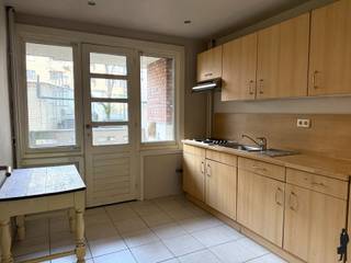 Aangenaam één slaapkamerappartement gelegen op de eerste verdieping van een gebouw in de Justitiestraat te 2018 Antwerpen. Het appartement geniet...